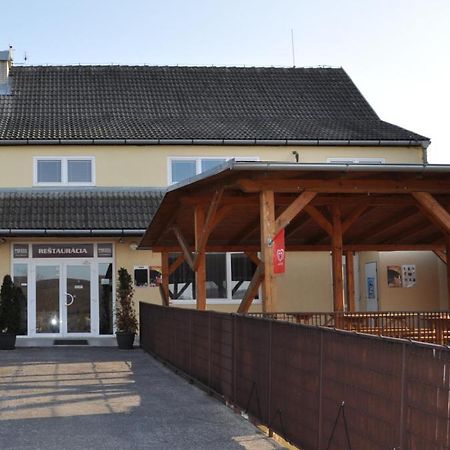 Trenčín Sport Hotel Ostrov מראה חיצוני תמונה
