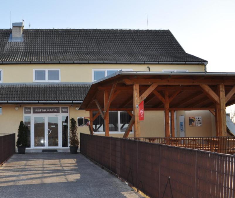 Trenčín Sport Hotel Ostrov מראה חיצוני תמונה